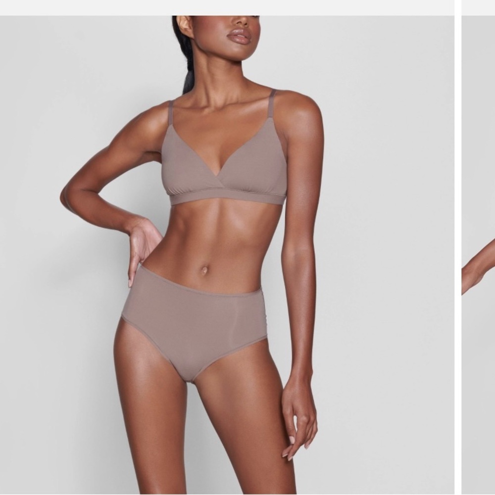 SKIMS Fits Everybody crossover bra.
